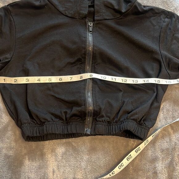 SHEIN Black Cropped Zip-Front Lightweight Top (S) - Picture 3 of 7